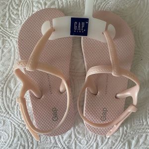 Light pink girls 10/11 gap flip flops - new!